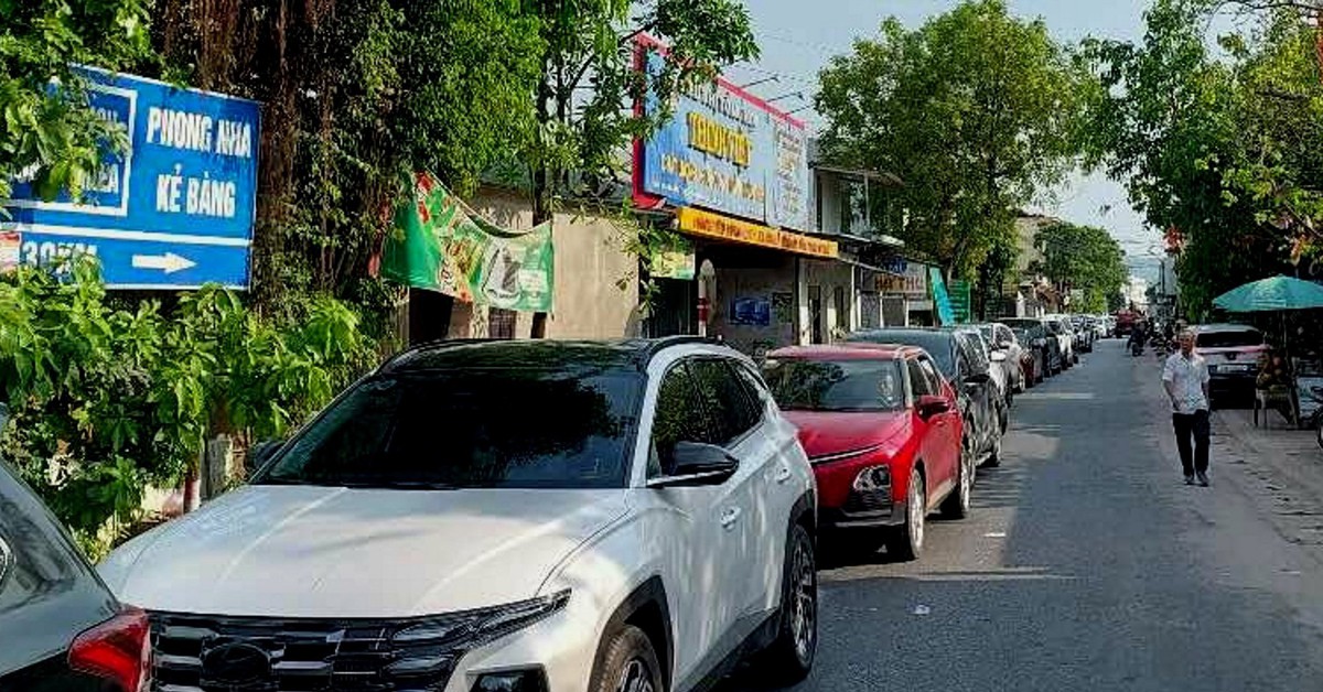 Dòng xe đi chơi lễ đổ về khiến quốc lộ 1 qua cầu Gianh tắc nghẽn