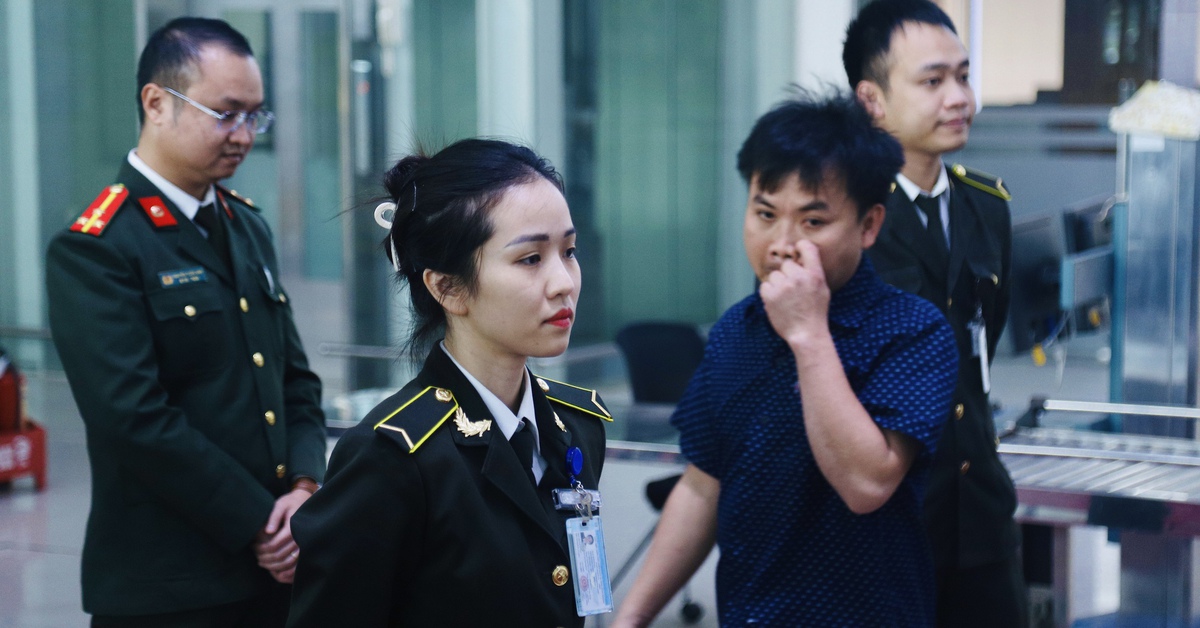 Dùng VNeID làm thủ tục tại sân bay Nội Bài và sân bay Tân Sơn Nhất ra sao?