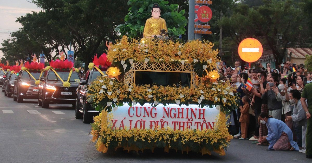 Hàng vạn người dân Đà Nẵng đón đợi chiêm bái xá lợi Phật