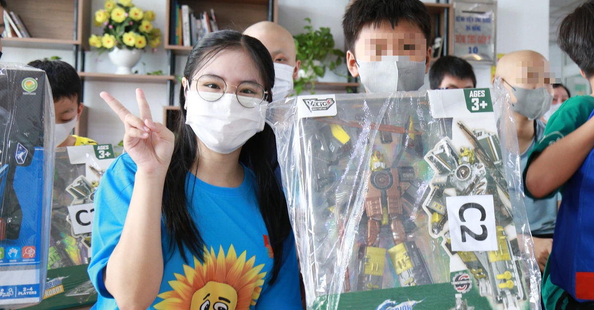 Lần đầu được tặng đồ chơi yêu thích, bệnh nhi ung thư cười tít mắt