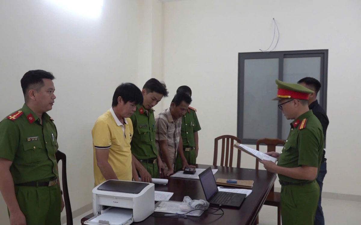 Khởi tố, bắt tạm giam 2 huấn luyện viên bóng đá Khánh Hòa