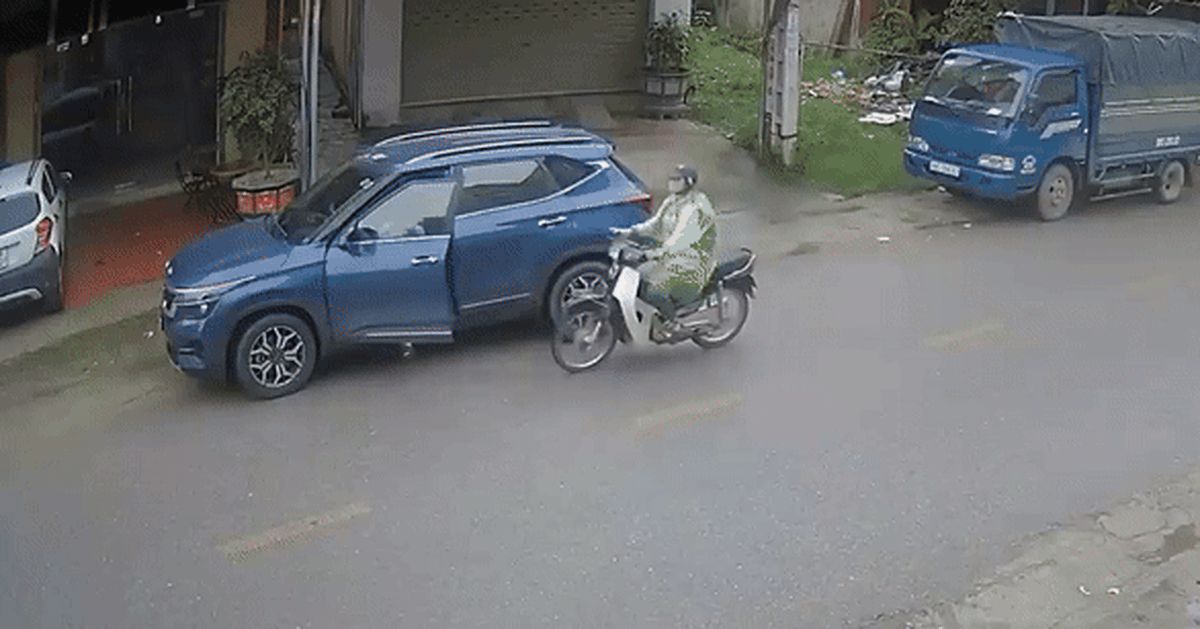 Tài xế mở cửa xe ô tô, đẩy người đi xe máy ngã lăn ra đường