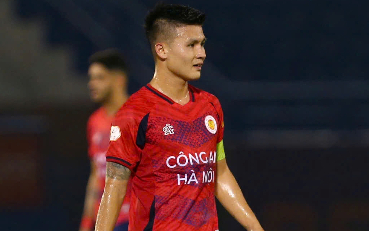 Trên đường đến chỗ phỏng vấn nhanh, Quang Hải ghé vào cabin trọng tài để phản đối