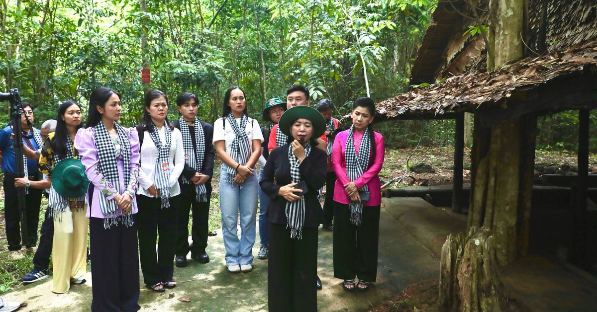 Văn nghệ sĩ TP.HCM về thăm chiến trường xưa Tà Thiết