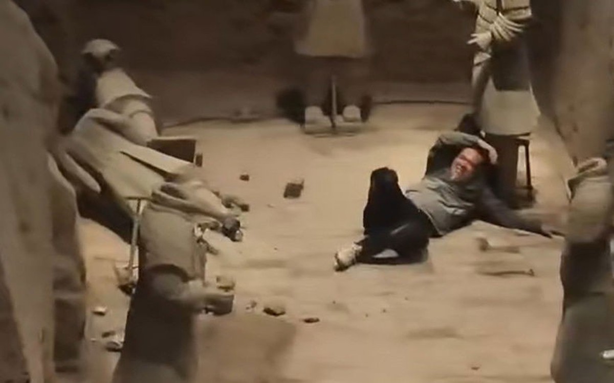 Du khách nhảy xuống hố xô đổ 2 tượng binh mã 2.000 năm tuổi tại lăng Tần Thủy Hoàng