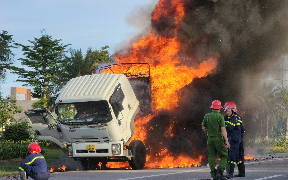 Xe tải cháy dữ dội khi đang lưu thông trên quốc lộ 1