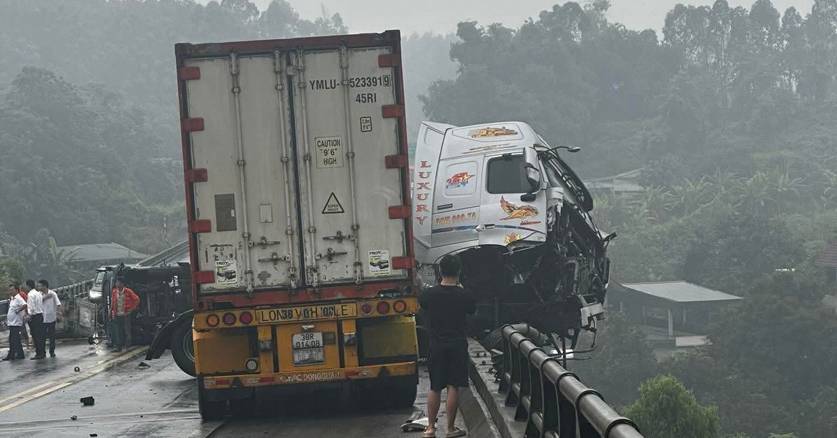 3 ô tô tông liên hoàn trên cao tốc 2 làn, đầu xe container lơ lửng trên thành cầu