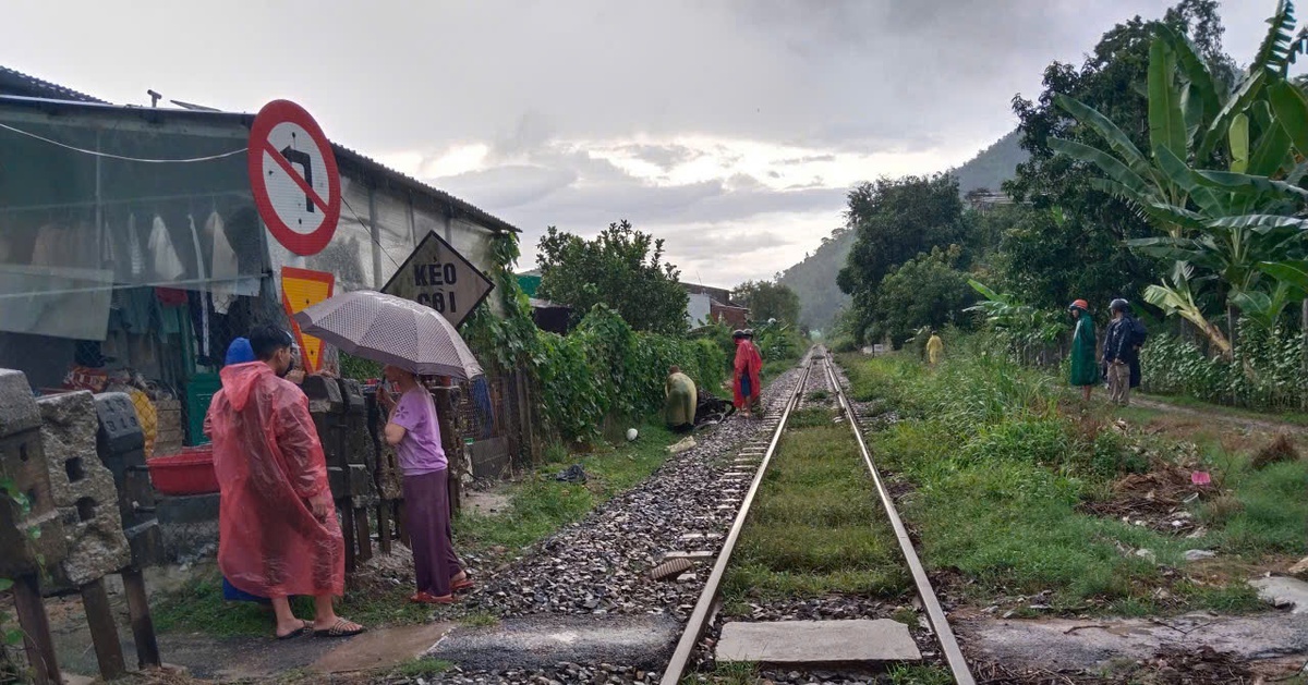 Băng qua lối đi tự mở, một cô gái bị tàu hỏa tông tử vong