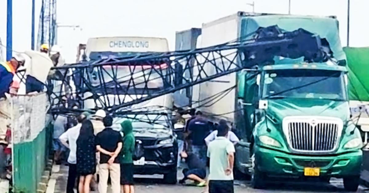 Xe cẩu công trình ngã đè xe container và ô tô trên đường Võ Chí Công