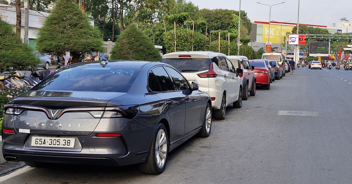 Đậu xe tràn lan dưới lòng đường khu trung tâm Cần Thơ
