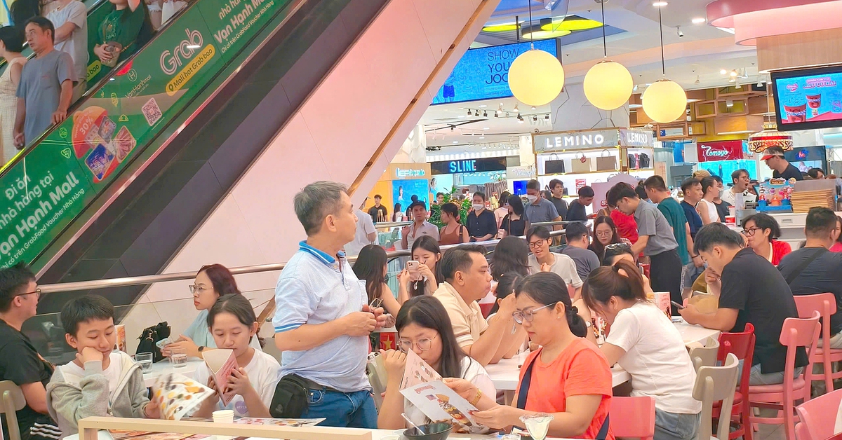Trung tâm thương mại ở TP.HCM đông nghẹt khách trong kỳ nghỉ lễ