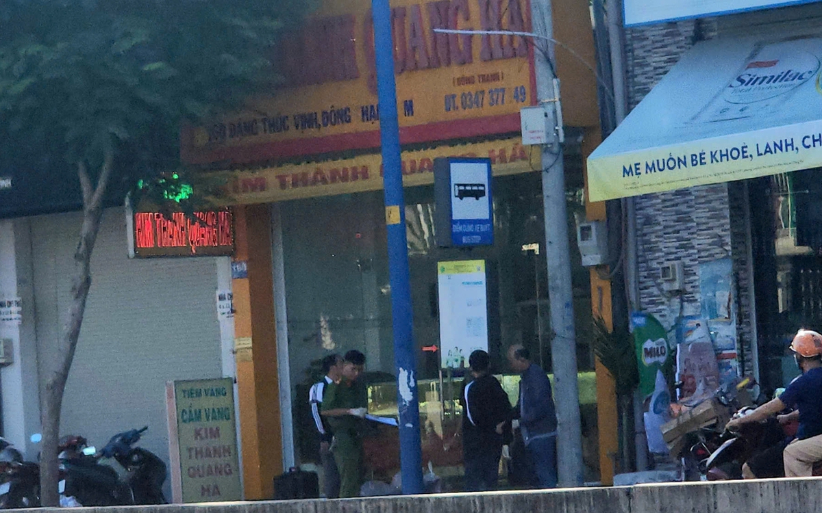 Hai người đập tủ kính, cướp tiệm vàng ở Hóc Môn bị bắt sau 5 giờ lẩn trốn