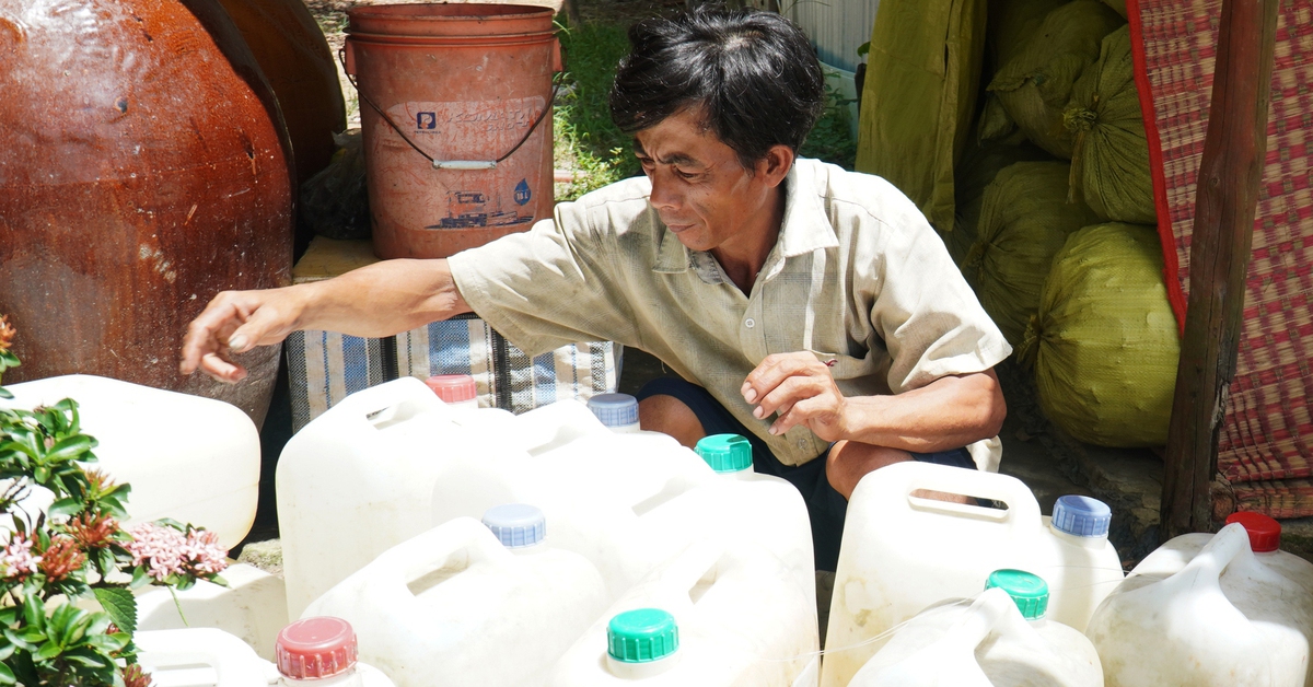 Sống kế hồ chứa nước ngọt lớn nhất miền Tây mà phải đi xin từng can nước