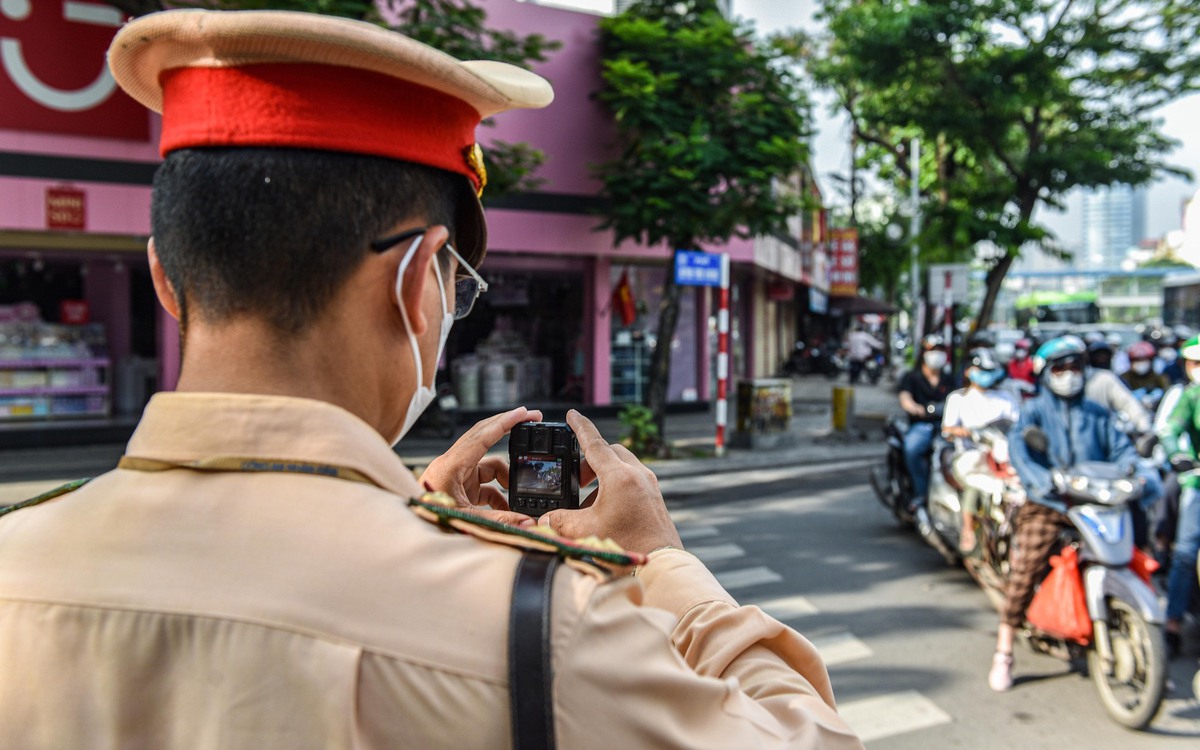 Vội đi làm sau nghỉ lễ, nhiều người bị phạt 5 triệu vì chạy xe máy lên vỉa hè