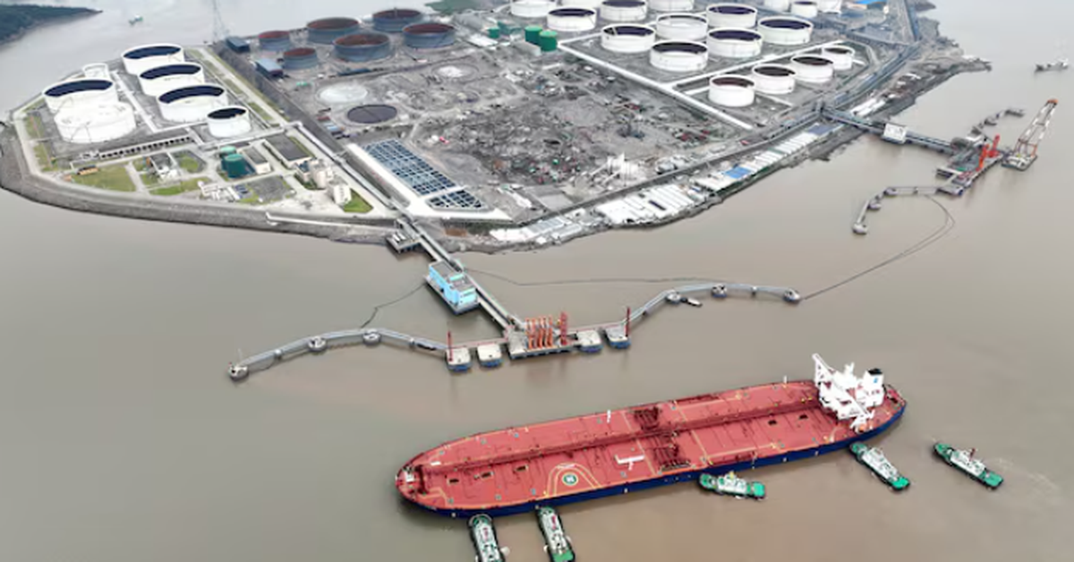 Giá dầu trượt dốc khi OPEC+ tăng tốc bơm thêm sản lượng