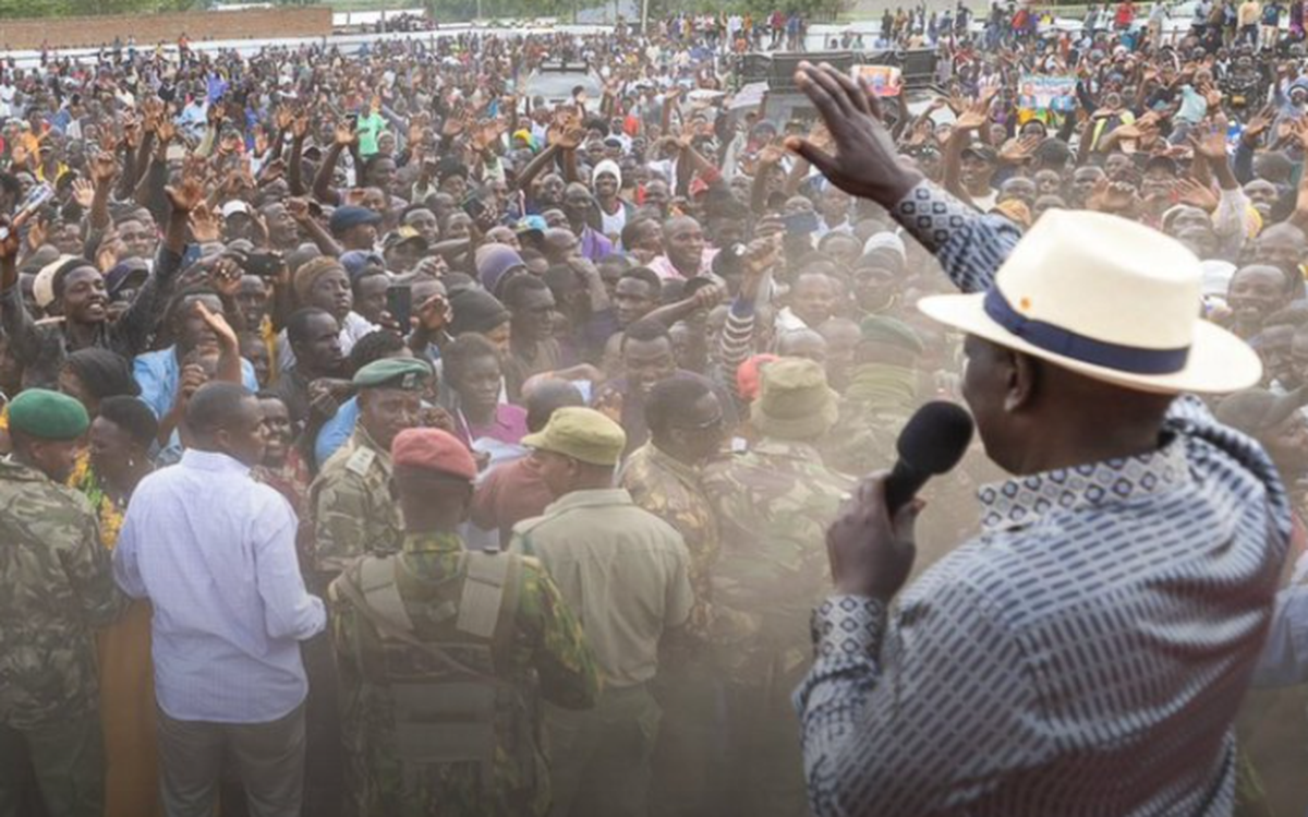 Tổng thống Kenya đang phát biểu về chi phí sinh hoạt thì một chiếc giày 'bay' tới