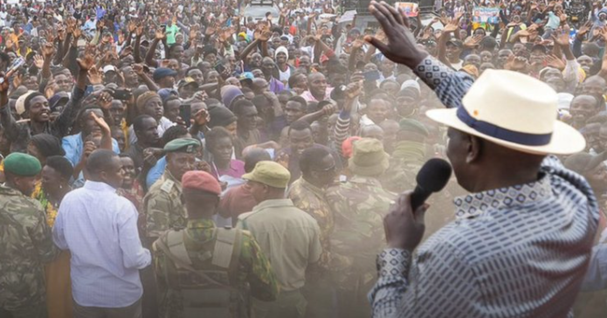 Tổng thống Kenya đang phát biểu về chi phí sinh hoạt thì một chiếc giày 'bay' tới