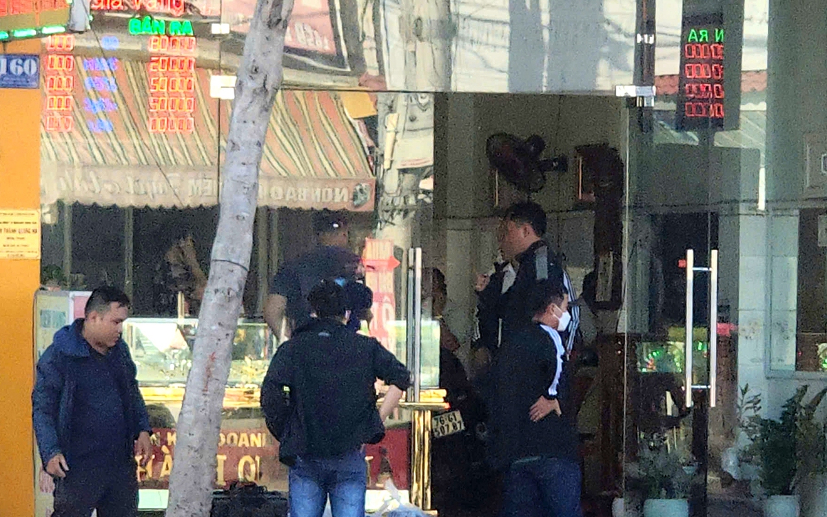 Công an TP.HCM đang truy bắt hai người xông vào cướp tiệm vàng ở Hóc Môn
