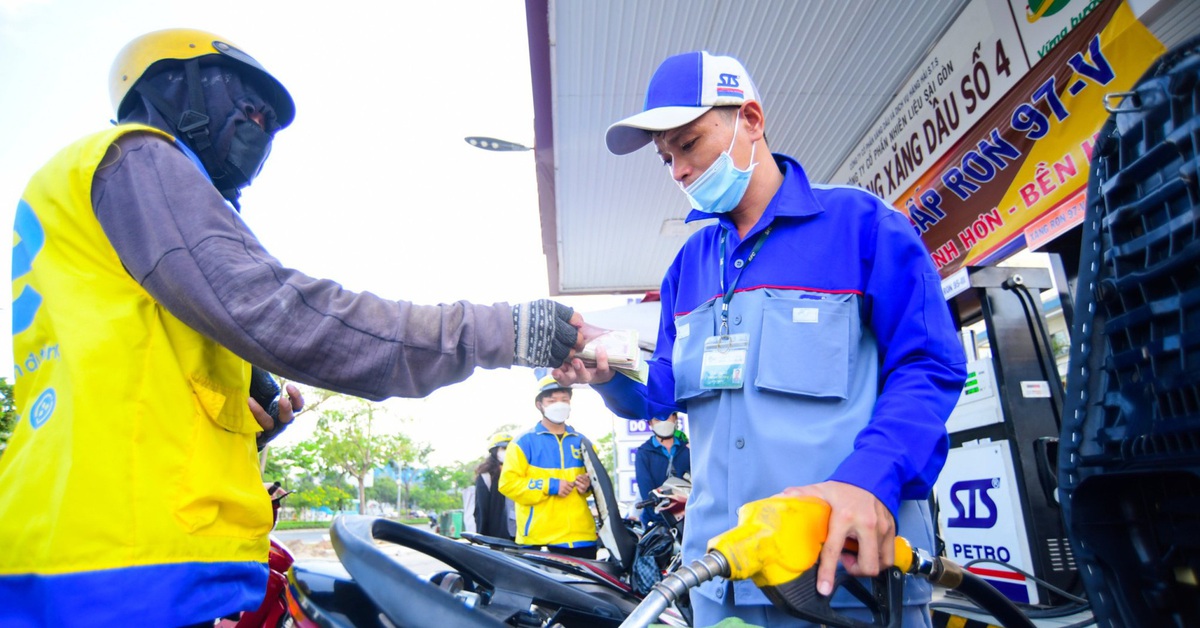 Giá xăng dầu giảm nhẹ sau kỳ nghỉ lễ, RON 95 có giá 19.586 đồng/lít