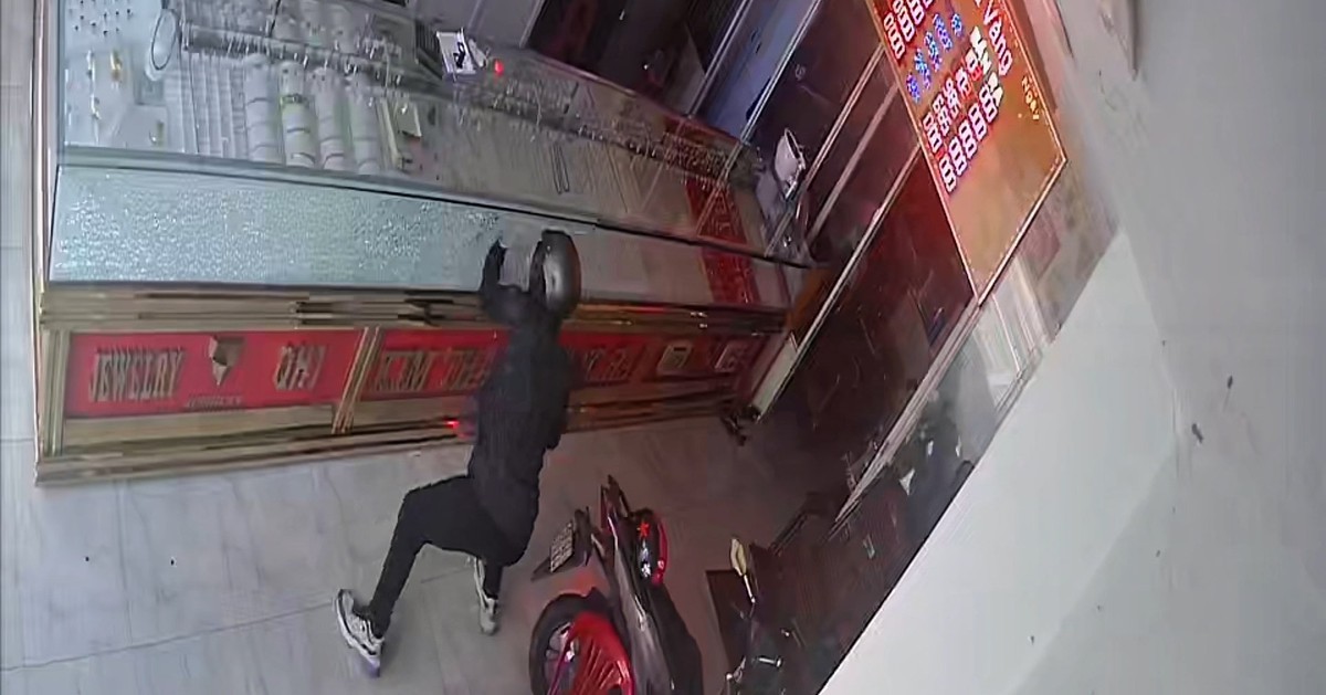 Camera ghi cảnh hai nghi phạm cướp tiệm vàng ở Hóc Môn