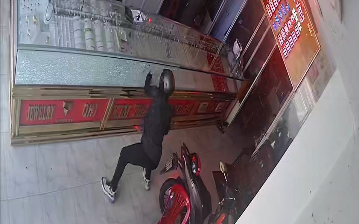 Camera ghi cảnh hai nghi phạm cướp tiệm vàng ở Hóc Môn
