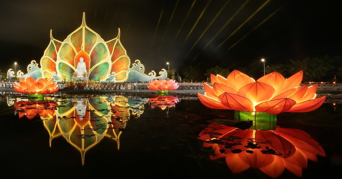 Đêm hoa đăng cầu nguyện hòa bình tại Vesak 2025