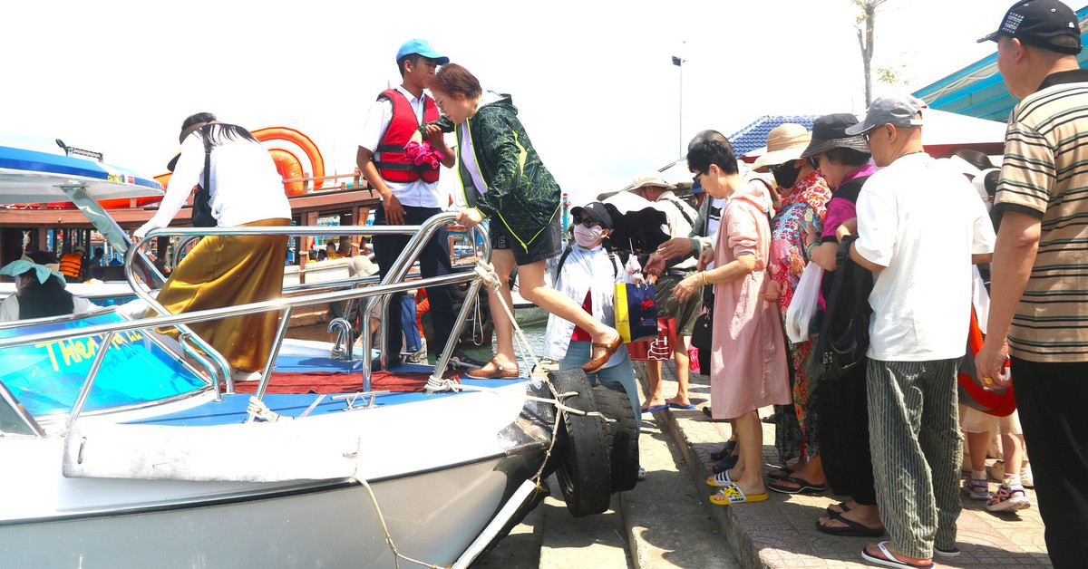 Sau vụ bè bán 1kg cá bò hòm 3,5 triệu đồng: Tổng kiểm tra toàn bộ bè nổi trên vịnh Nha Trang