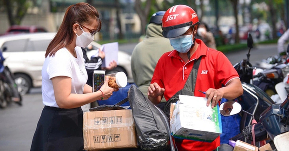 Lo cuộc đua hạ giá trong chuyển phát, sàn "vừa đá bóng vừa thổi còi"