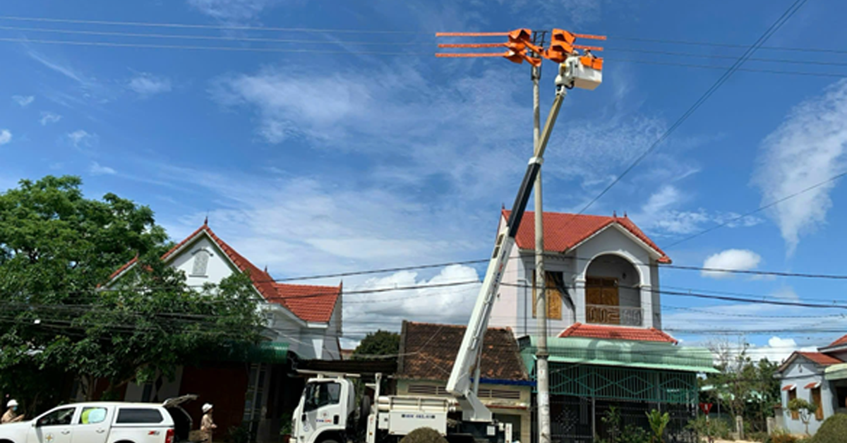 Sửa chữa điện hotline giữa nắng nóng cao nguyên