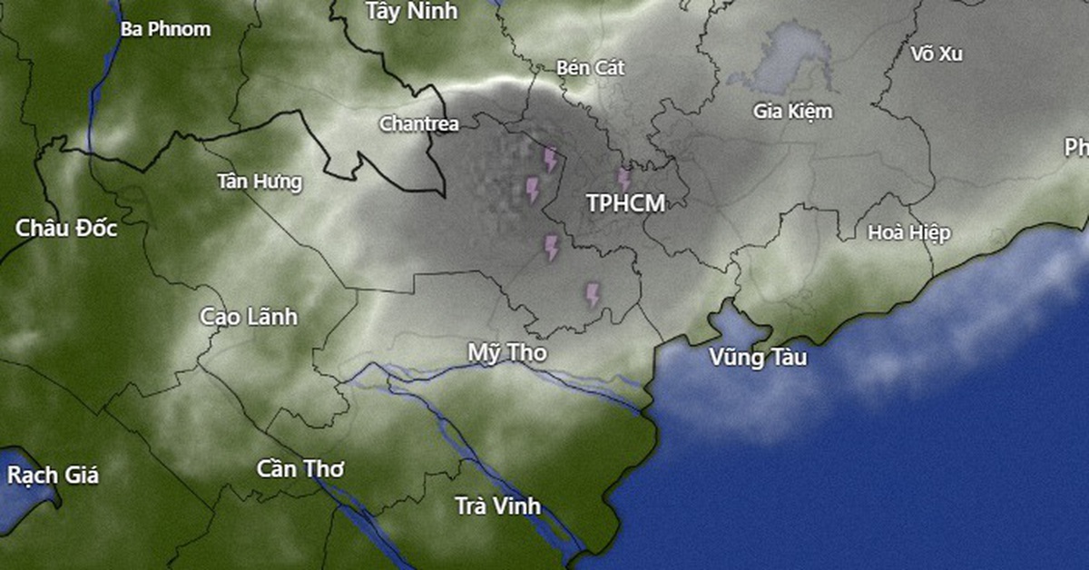 Mưa ầm ầm ở TP.HCM, mây dông đậm đen khắp Đông Nam Bộ