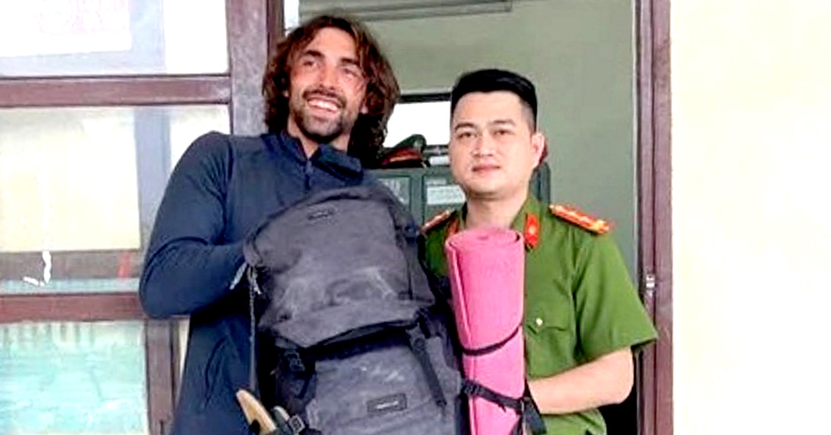 Du khách Thụy Sĩ đánh rơi ba lô khi đến Phong Nha, công an xã giúp tìm lại