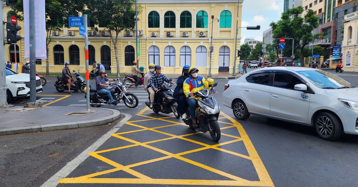 Có vạch mắt võng tại giao lộ Lê Duẩn - Tôn Đức Thắng, xe rẽ phải thuận lợi hơn