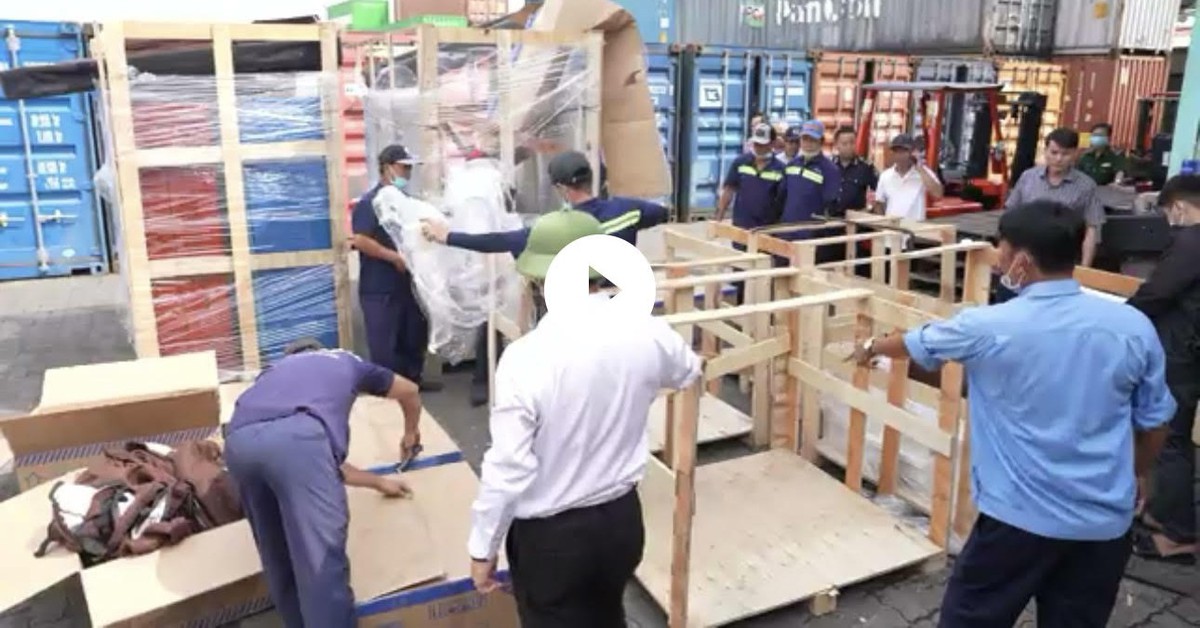 Phát hiện thuốc lá lậu gần 6 tỉ đồng trong lô hàng gạch lát nền, ghế sofa... tại cảng Cát Lái