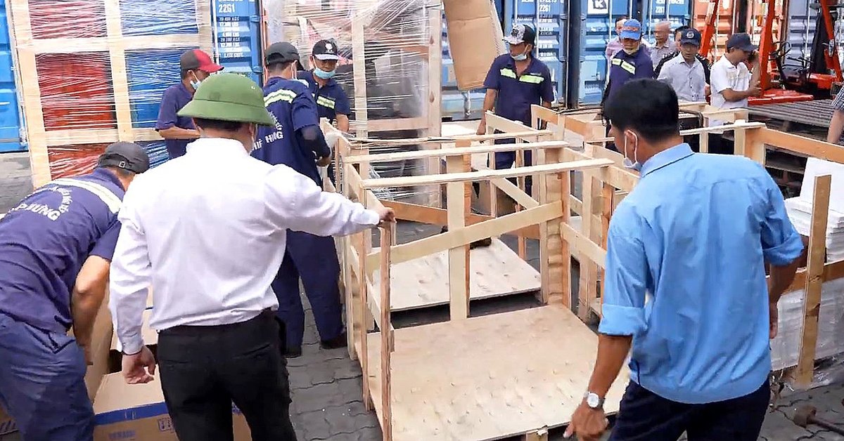 Phát hiện thuốc lá lậu gần 6 tỉ đồng trong lô hàng gạch lát nền, ghế sofa... tại cảng Cát Lái
