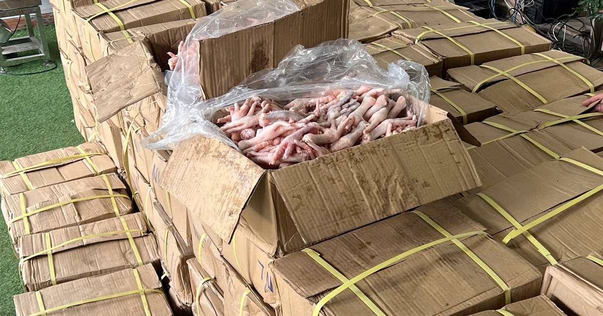 Thu giữ chân gà không rõ nguồn gốc trong kho Khủng Long Sữa