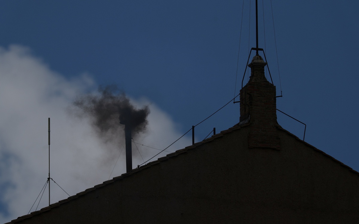 Khói đen lại xuất hiện ở Nhà nguyện Sistine sau vòng bỏ phiếu thứ hai