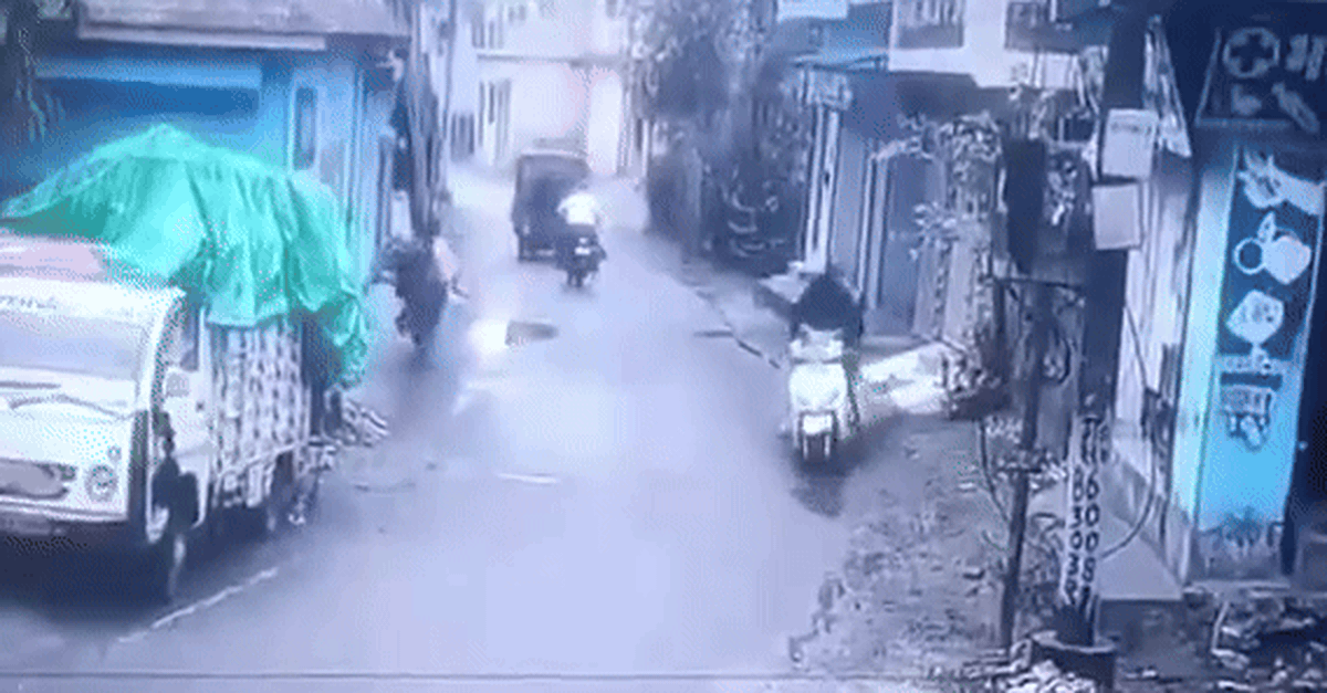 Bò ‘lái’ xe máy lao vun vút trên đường, dân mạng đoán: ‘Chắc định mua xe’ Bò ‘lái’ xe máy lao vun vút trên đường, dân mạng đoán: ‘Chắc định mua xe’