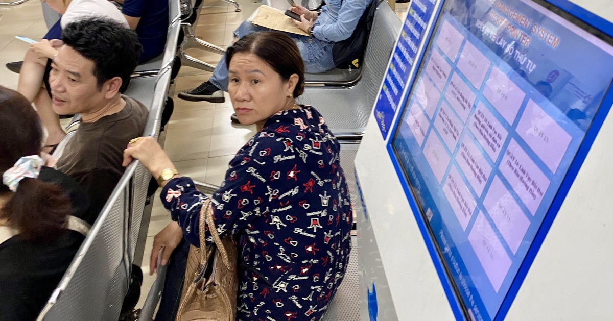 Người dân Đà Nẵng ngồi cả ngày chờ làm thủ tục đất đai