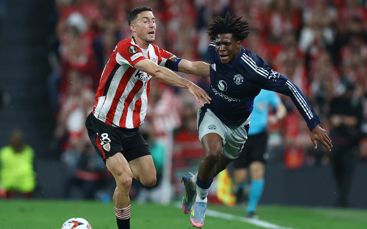 Nghịch lý bóng đá Anh