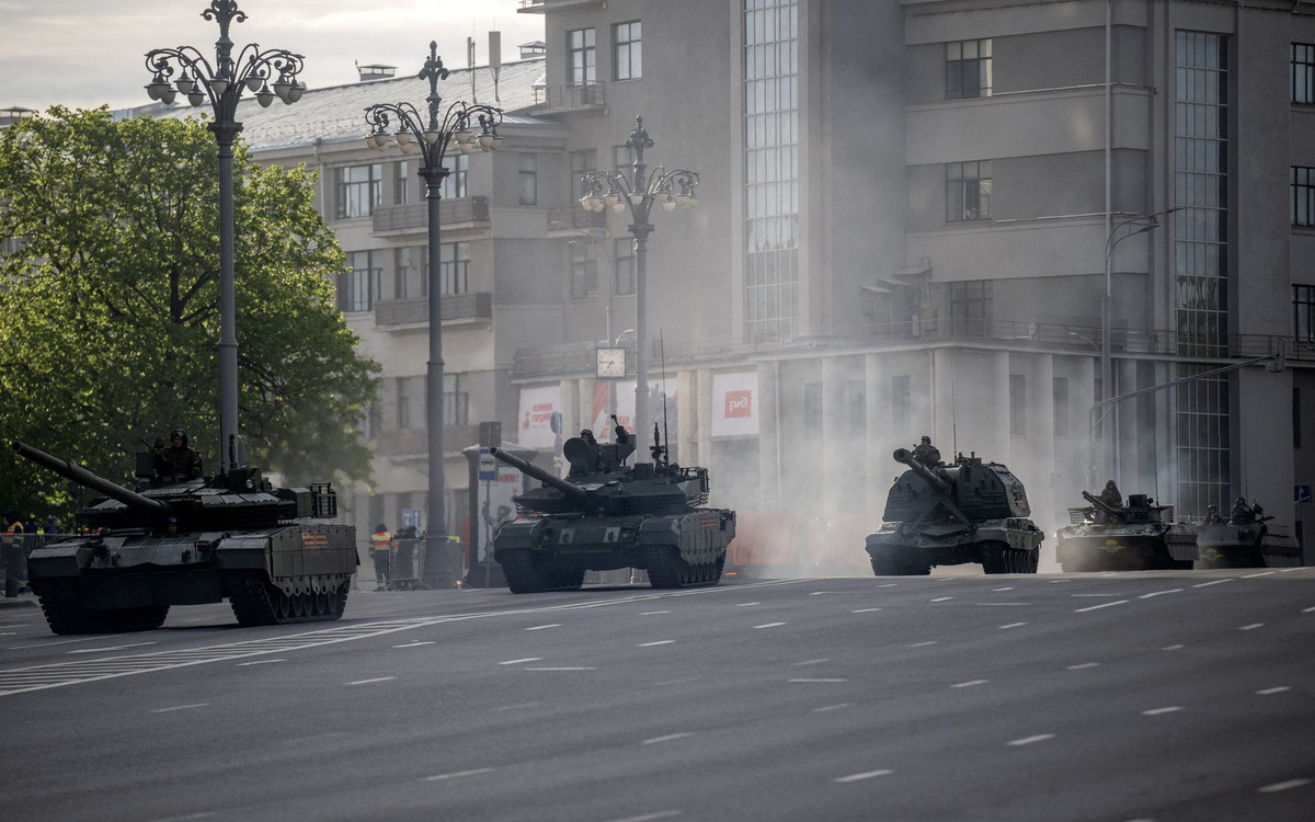 Nga và Ukraine tiếp tục tố nhau không kích ngay trước lễ duyệt binh