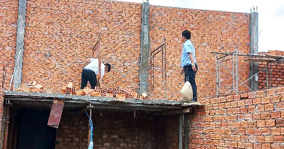 Xây dựng nhà ở không phép, bị cắt điện, cắt nước vẫn lén lút làm đêm