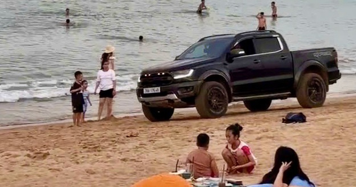Xe bán tải vô tư phóng trên bãi biển Tuy Hòa, Quy Nhơn lúc đông người tắm biển