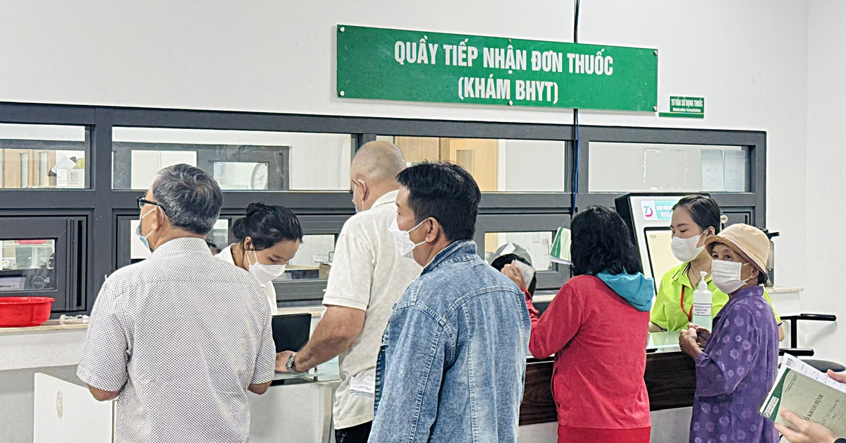 Xếp hàng, chờ 'dài cổ' lấy thuốc bệnh mạn tính