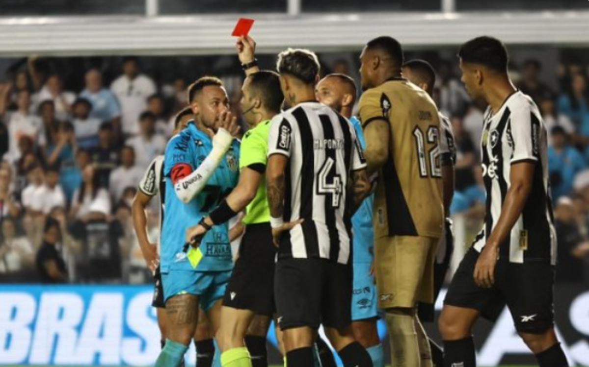 Neymar nhận thẻ đỏ vì ghi bàn bằng... tay, người hâm mộ chỉ trích dữ dội