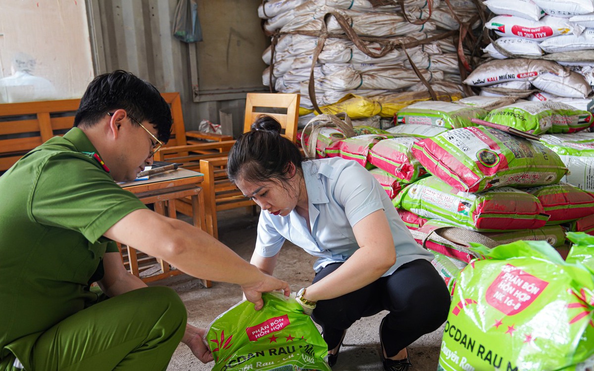 Công an thu giữ hàng trăm tấn phân bón giả, kém chất lượng tại Hòa Bình