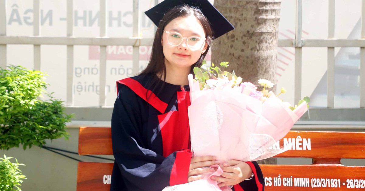 Chọn học cao đẳng để 'nhẹ gánh' cha mẹ, nữ sinh tốt nghiệp thủ khoa với điểm tuyệt đối