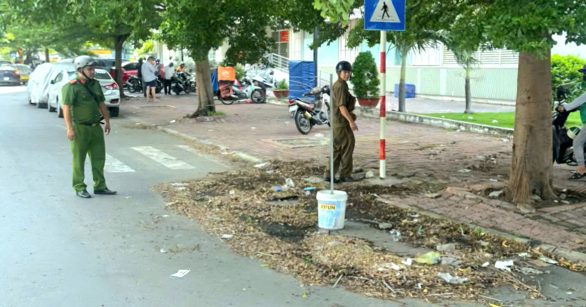 Đã di dời ô tô 'chôn bánh' bên đường tại quận Bình Thạnh