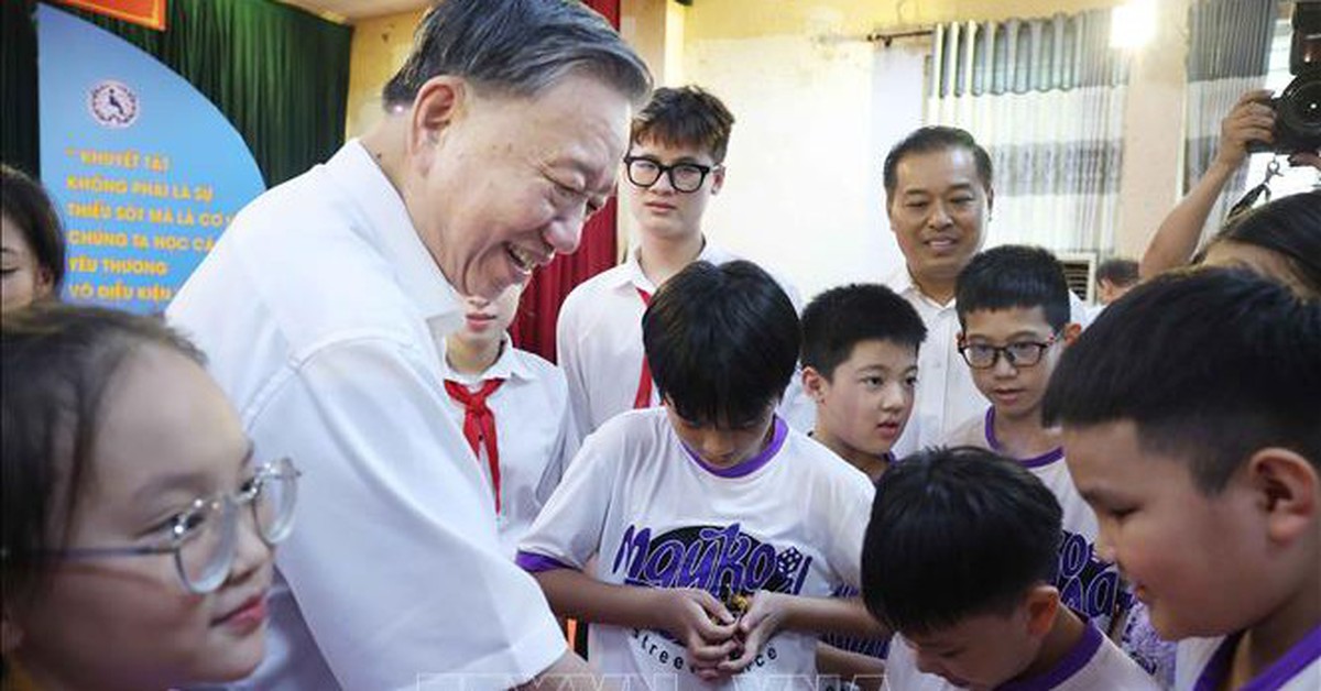 Tổng Bí thư Tô Lâm thăm, tặng quà học sinh trường Nguyễn Đình Chiểu và Xã Đàn