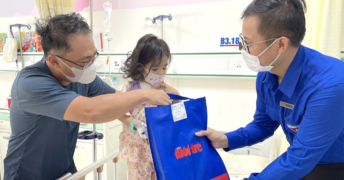 Bạn đọc Tuổi Trẻ tiếp sức chiến binh hoa mặt trời