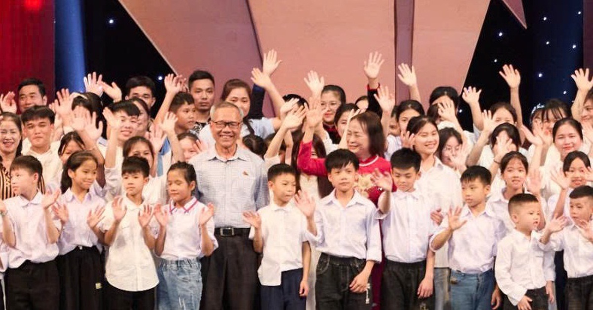 Cảm ơn ông Chắt - 'người cha' của 300 trẻ em, bà Bình - 'người mẹ' nuôi con người khác 21 năm